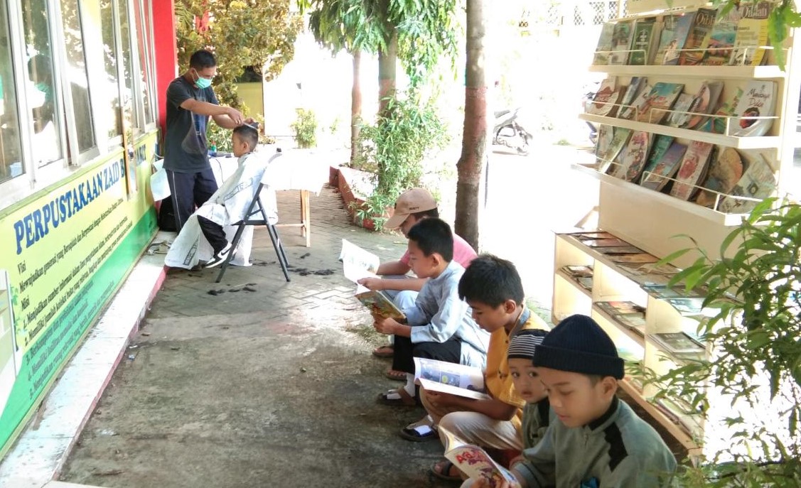 BARBER SHOP ZAID BIN TSABIT BEKERJASAMA DENGAN DINAS PERPUSTAKAAN KOTA MAKASSAR